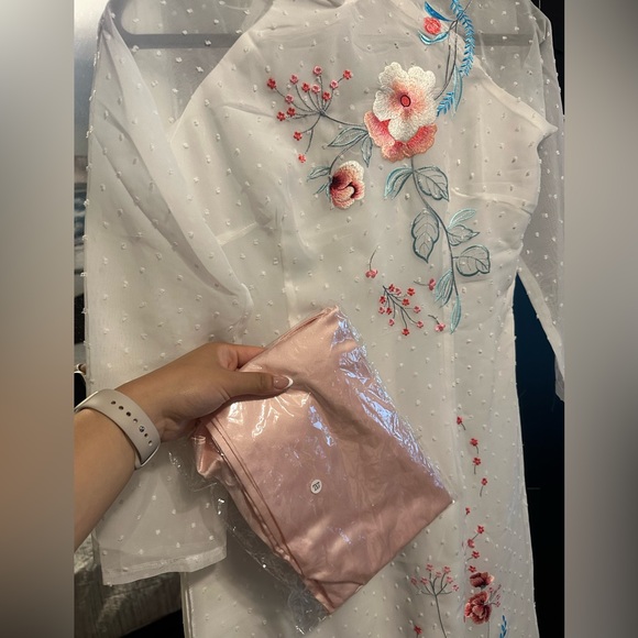 Brand new Vietnamese Áo dài - Picture 2 of 3